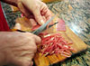 Taglia la pancetta a listerelle sottili