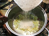 Cuoci il riso dopo un soffritto di cipolla