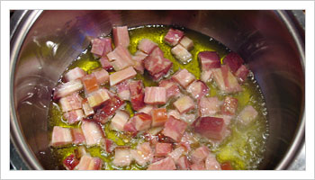 把煙肉切成小粒，倒入平底鍋內，加入橄欖油