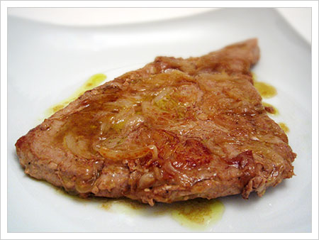 Tuna steaks with onion