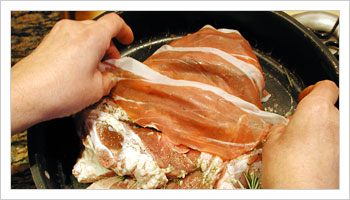 Avvolgi con il prosciutto e lega con dello spago da cucina