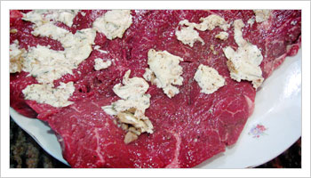 Spread the meat with the butter