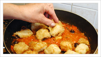 Mantieni un pò di olio di frittura per preparare il sughetto