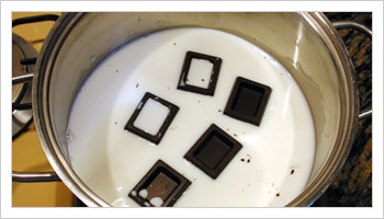 Fai fondere il cioccolato nel latte 