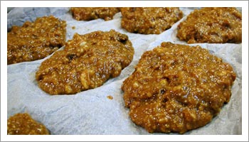 Fodera una teglia con della carta da forno e prepara con l'impasto i biscotti.