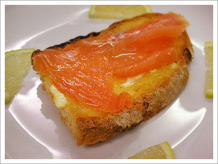 Bruschetta con salmone