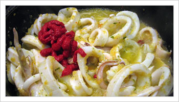 Versa i calamari nella pentola, mescola aggiusta di sale e pepe, e lascia cuocere per circa un' ora.