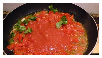 Nello stesso tegame in cui hai cotto la carne, lascia rosolare 
gli spicchi di aglio e successivamente i pomodori ridotti a pezzetti, l'origano, il basilico e poco sale.