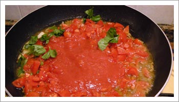 Nello stesso tegame in cui hai cotto la carne, lascia rosolare 
gli spicchi di aglio e successivamente i pomodori ridotti a pezzetti, l'origano, il basilico e poco sale.