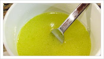 Prepara una mix di olio e limone sbattuto