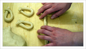 Dividilo in piccoli panetti e crea dei serpentoni aiutandoti con le mani