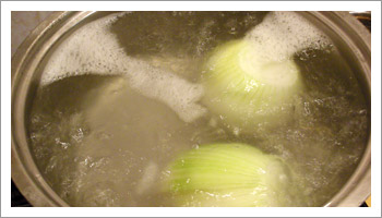 Togli la buccia alle cipolle e lasciale bollire per 15 minuti in 
abbondante acqua salata