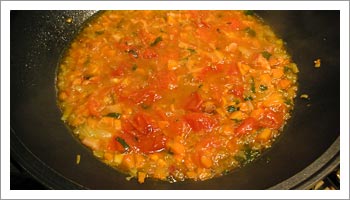 Trita a coltello la cipolla le carote e la pancetta, e lascia appassire il tutto in padella.