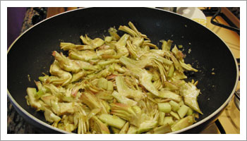 Sgocciola per bene i carciofi, e versali nel tegame. Mescola, e dopo un paio di minuti 

aggiungi il vino
