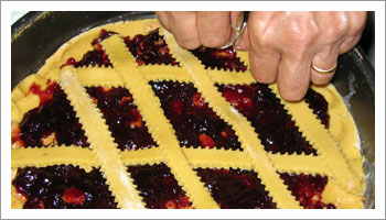 Guarnisci la crostata di marmellata con delle strisce di impasto