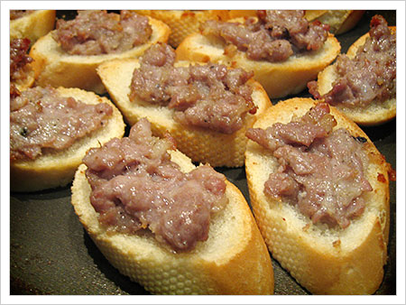 Crostini con salsiccia