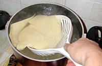 Il riquadro di pasta sfoglia non deve cuocere molto; la cottura sarà eccessiva se la pasta sale in superficie. Raccogli con uno scolapasta.