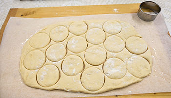 Utilizza un coppa pasta per creare le ciambelle