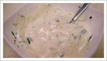 Servi con lo yoghurt mescolato al trito di basilico