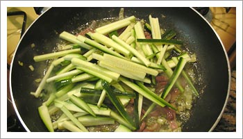 Taglia la zucchina a bastoncini e 

aggiungila nella padella non appena il prosciutto si sarà ben rosolato.