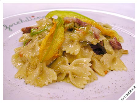 Farfalle con i fiori di zucca