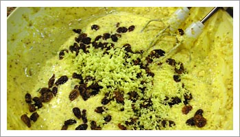 Aggiungi la scorza di limone, le mandorle tritate grossolanamente, il cedro tagliato a dadini