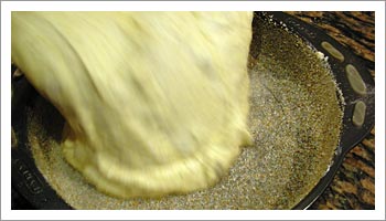 Versa il composto appena ottenuto, livella la superficie, e inforna per un'ora.