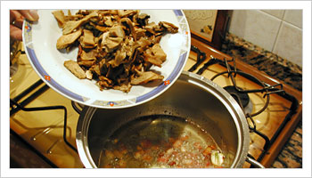 Soffriggi nell'olio il trito di aglio, cipolla e peperoncino; aggiungi la pancetta e successivamente, solo per breve tempo, i funghi porcini