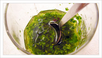 Lascia macerare in una tazza con dell'olio di oliva