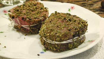 Lega con dello spago da cucina i filetti per mantenere la forma, e lascia insaporire in frigo per almeno un'ora.