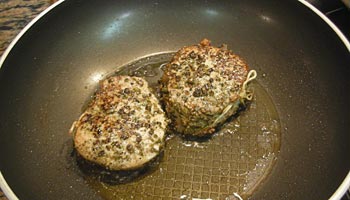 Metti un filo di olio di oliva in una padella antiaderente, aspetta che si scaldi a dovere, e cuoci i filetti per un paio di minuti per lato o fino a quando non si formerà in superficie una specie di crosticina