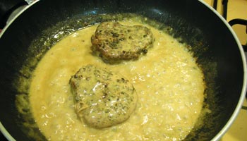 Metti i 
medaglioni nella padella con la cremina e lascia insaporire per un paio di minuti.