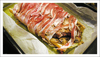 Termina il piatto con fettine di pancetta