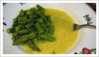 Versaci gli asparagi e mescola bene