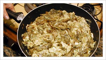 Riscalda in un tegame un pò di olio e versaci i carciofi appena mescolati con l'uovo