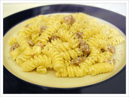 Fusilli con salsiccia e panna