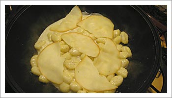 Versa un primo strato di gnocchi, aggiungi la 

provola tagliata sottilmente su tutta la superficie