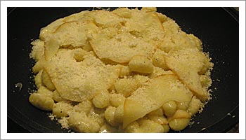 aggiungi i rimanenti gnocchi e completa con 

altre fettine sottili di provola, una manciata di parmigiano e poco pepe