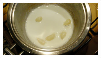 fai bollire per quattro volte 4 spicchi di aglio spellati nel latte