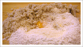 Disponi su una spianatoia la farina, forma il solito buco al 

centro e unisci: il pane tritato, l'uovo sgusciato, il formaggio grattugiato, la noce moscata e un po di sale e pepe.
