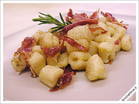 Gli gnocchi di pane con speck