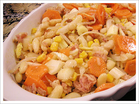 Insalata di fagioli con tonno, carote e cipolle