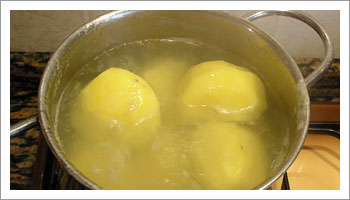 Pela le patate, lavale, e cuoci in una pentola con abbondante acqua salata per almeno 20 minuti.
