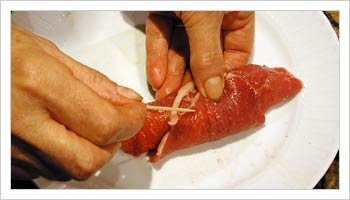 Avvolgi e ferma la carne con uno stuzzicadenti