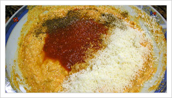In una ciotola capiente versa la ricotta, aggiungi almeno due mestoli di sugo, i formaggi e del pepe a piacimento