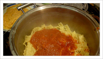 Scola la pasta, aggiungi altri due mestoli di sugo