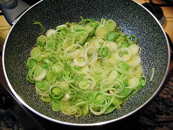 Scalda poco olio di oliva in una padella dai bordi alti. Aggiungi in sequenza: il porro, del peperoncino...