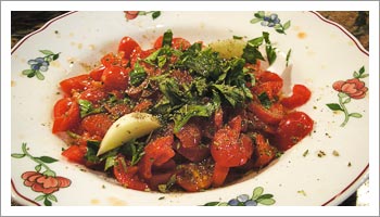 Nel frattempo, taglia i pomodorini pachino in quattro 

pezzi, versali in un piatto con il basilico spezzettato, l'origano, un filo di olio di oliva,  sale e del pepe. Mescola e lascia 

insaporire.