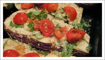 Spolverizza con questo trito la superficie delle 

melanzane, e aggiungi su di ognuna dei cubetti di pomodoro.