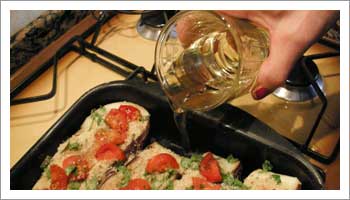 Versa, sul fondo della teglia,  mezzo bicchiere di 

olio extravergine di oliva e mezzo bicchiere di vino bianco.